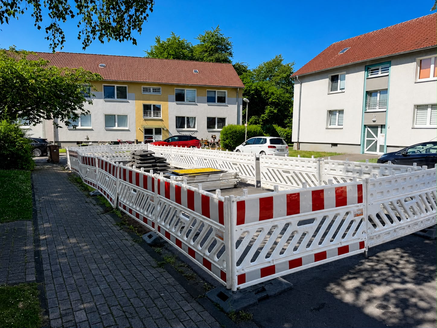 Fachgerecht abgesicherte Baustelle in einem Wohngebiet